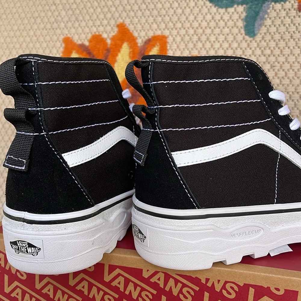Vans Men’s Sentry Sk8-Hi
Black/White
VN0A5KY5BA2
Sneakers - Picture 14 of 16